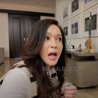 Di beberapa dinding rumah juga terpajang foto-foto Alyssa dan Al Ghazali yang tersusun rapih dengan warna hitam-putih.  Foto: YouTube/MAIA ALELDUL TV