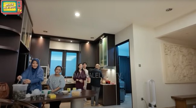 Meski banyak sentuhan modern, ada juga elemen tradisional seperti ukiran dinding berwarna krem yang terlihat artistik. Hal ini memberi karakter tersendiri bagi rumah Al dan Alyssa. Foto: YouTube/MAIA ALELDUL TV