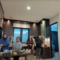 Meski banyak sentuhan modern, ada juga elemen tradisional seperti ukiran dinding berwarna krem yang terlihat artistik. Hal ini memberi karakter tersendiri bagi rumah Al dan Alyssa. Foto: YouTube/MAIA ALELDUL TV