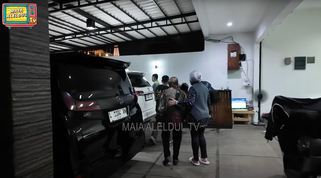 Rumah ini juga memiliki garasi yang cukup luas dengan beberapa mobil mewah terparkir di dalamnya. Foto: YouTube/MAIA ALELDUL TV