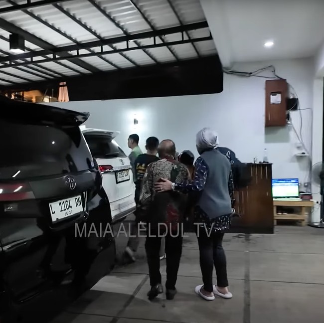 8 Foto Rumah Al Ghazali-Alyssa, Minimalis & Cozy Dilengkapi Kolam Renang