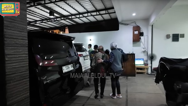 8 Foto Rumah Al Ghazali-Alyssa, Minimalis & Cozy Dilengkapi Kolam Renang