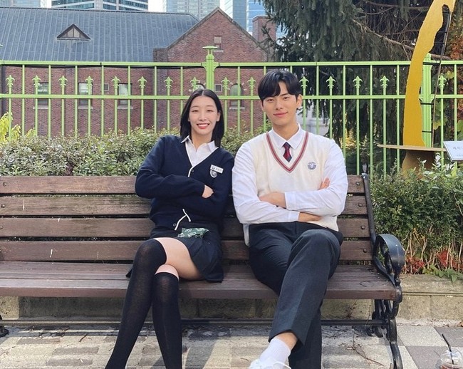 Lee Chae Min dan Ryu Da In pertama kali bertemu pada tahun 2023 di lokasi syuting drama Korea Crash Course in Romance. Pada Maret 2024, viral video keduanya berkencan di Seoul dan agensi mengkonfirmasi keduanya berpacaran. Foto: dok. Instagram @rxudain