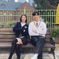 Lee Chae Min dan Ryu Da In pertama kali bertemu pada tahun 2023 di lokasi syuting drama Korea Crash Course in Romance. Pada Maret 2024, viral video keduanya berkencan di Seoul dan agensi mengkonfirmasi keduanya berpacaran. Foto: dok. Instagram @rxudain