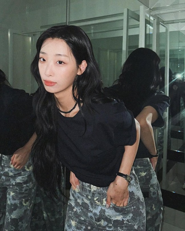 Setelah dikonfirmasi berpacaran, penggemar menyadari Lee Chae Min sering menyukai dan mengomentari foto Ryu Da In. Bahkan ketika menuai pujian dari kekasihnya, ia membalasnya dengan, “Aku cinta kamu, terima kasih.” Foto: dok. Instagram @rxudain