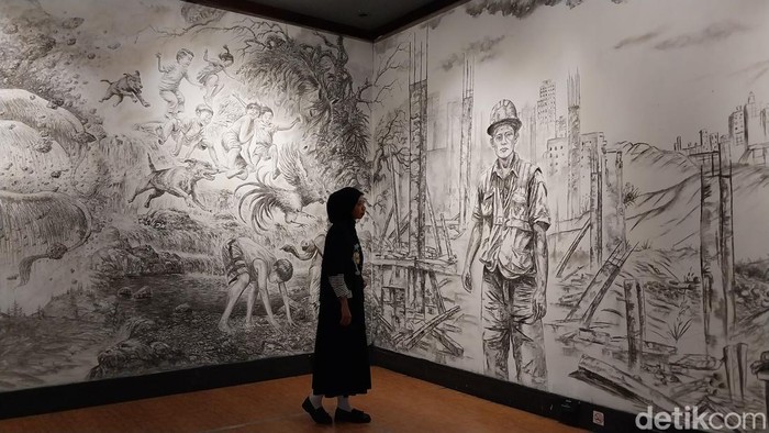 Salah satu pengunjung melihat-lihat pameran seni arang di Kota Batu