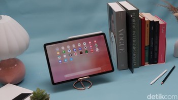 Baik Tab S11 maupun versi Ultra disokong chipset MediaTek Dimensity 9400+ pada Galaxy Tab S11 Series. Chip ini diklaim peningkatan performa signifikan: 33% pada NPU, 24% pada CPU, dan 27% pada GPU dibandingkan pendahulunya. Sehingga mulus untuk multitasking, gaming berat, dan aplikasi berbasis AI. Foto: Adi Fida Rahman/detikINET