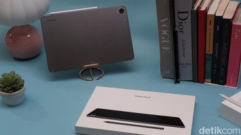 Dari sisi konektivitas, seri ini mendukung 5G, WiFi 6, dan Bluetooth 5.3, serta fitur seperti dual speaker, sensor fingerprint di layar, dan dual-SIM pada varian tertentu. Sistem operasi yang digunakan adalah Android 16 dengan antarmuka One UI 8, yang menawarkan pengalaman pengguna yang lebih mulus dan personal. Foto: Adi Fida Rahman/detikINET