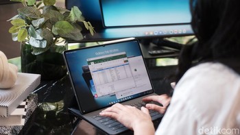 Samsung DeX yang ditingkatkan memperkenalkan Extended Mode, memungkinkan penggunaan dual-screen dengan monitor eksternal untuk multitasking yang lebih fleksibel. Pengguna juga dapat membuat hingga empat workspace yang disesuaikan untuk kebutuhan kerja, kreativitas, atau perencanaan pribadi. Foto: Adi Fida Rahman/detikINET