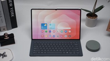 Dengan Book Cover Keyboard Slim yang dilengkapi Galaxy AI Key, Galaxy Tab S11 Series bertransformasi menjadi workstation mobile yang ideal untuk presentasi, pengeditan dokumen, atau bekerja saat bepergian. Foto: Adi Fida Rahman/detikINET