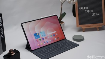 Galaxy Tab S11 Ultra dibekali baterai berkapasitas 11.200 mAh dengan dukungan fast charging 45W, memungkinkan pengisian daya cepat untuk penggunaan seharian. Galaxy Tab S11 memiliki baterai 8.000 mAh dengan pengisian cepat 45W. Foto: Adi Fida Rahman/detikINET
