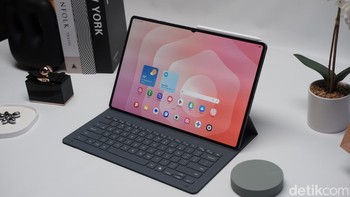 Galaxy Tab S11 Ultra tampil super tipis dengan bodi hanya 5,1 mm dan bezel 5,2 mm, memberikan pengalaman visual lebih luas tanpa mengorbankan portabilitas. Galaxy Tab S11 hadir lebih ringkas, tapi tetap mengusung kualitas premium khas Samsung. Foto: Adi Fida Rahman/detikINET