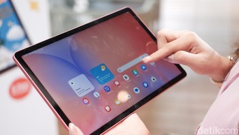 Layar Galaxy Tab S20 Lite juga menerima sertifikasi Low Blue Light dari SGS yang dapat mengurangi sebagian emisi cahaya biru untuk menjaga kenyamanan mata saat menikmati tontonan. Foto: Adi Fida Rahman/detikINET