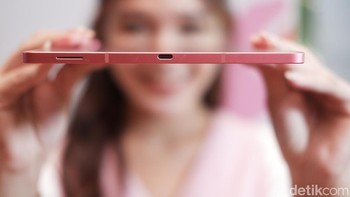 Baterai berkapasitas 8.000 mAh dengan Super-Fast Charging mentenagai semua fitur Galaxy Tab S10 Lite. Untuk mendukung pengalaman menonton yang lebih optimal, Samsung menyediakan dua speaker 1,6W. Foto: Adi Fida Rahman/detikINET