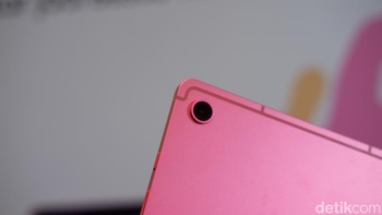 Galaxy Tab S10 Lite menyuguhkan satu kamera belakang dengan resolusi 8 MP. Di bagian depan terdapat kamera 5 MP untuk mengambil selfie dan mengikuti rapat online. Foto: Adi Fida Rahman/detikINET