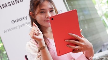 Tablet ini menjalankan sistem operasi One UI 7 berbasis Android 15 dan sudah didukung stylus S Pen untuk coret-coret di layar. Sistem operasi ini dilengkapi sejumlah fitur pintar seperti Handwriting Help yang dapat merapikan tulisan tangan, Solve Math yang dapat menyelesaikan hitungan secara instan, dan Circle to Search. Foto: Adi Fida Rahman/detikINET