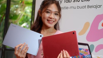 Berikut harga Galaxy Tab S10 Lite di Indonesia: Galaxy Tab S10 Lite Wi-Fi only: Rp 4.999.000 Galaxy Tab S10 Lite 5G: Rp 5.999.000 Untuk pembelian selama periode promosi 12-28 September 2025 akan mendapatkan bonus berupa Smartbook Cover senilai Rp 999.000 dan S Lime voucher Rp 600.000 untuk 12 bulan. Samsung juga memberikan uji coba gratis dan diskon untuk sejumlah aplikasi pihak ketiga seperti versi penuh Goodnotes gratis selama satu tahun, uji coba gratis Clip StudioPaint selama enam bulan, diskon 66% untuk LumaFusion dengan langganan Creator Pass gratis selama satu bulan, dan uji coba gratis satu bulan paket Notion Plus dengan Notion AI. Foto: Adi Fida Rahman/detikINET