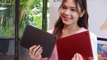 Samsung Galaxy Tab S10 Lite tersedia dalam pilihan warna Grey dan Coral Red. Tablet ini juga hadir dalam dua pilihan konektivitas yaitu Wi-Fi only dan 5G. Foto: Adi Fida Rahman/detikINET