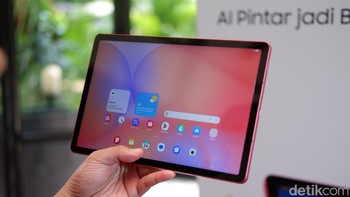 Galaxy Tab S10 Lite mengusung layar TFT berukuran 10,9 inch dengan resolusi 2.112 x 1.320 pixel (WUXGA+). Layar ini dilengkapi Vision Booster dan mendukung tingkat kecerahan hingga 600 nits sehingga konten di layar tetap bisa dinikmati saat berada di luar ruangan.  Foto: Adi Fida Rahman/detikINET
