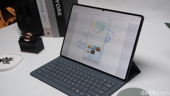 Seri ini juga dijejali fitur kecerdasan buatan (AI) dalam ekosistem Galaxy AI, termasuk Circle to Search, Solve Math, Handwriting Help, Object Eraser, Best Face, dan Auto Trim. Fitur-fitur ini meningkatkan produktivitas dan kreativitas pengguna, seperti membantu menyelesaikan soal matematika, mengedit foto secara otomatis, hingga mengoptimalkan tulisan tangan. Foto: Adi Fida Rahman/detikINET