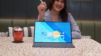 Samsung menghadirkan Galaxy Tab S11 Series dengan banderol sebagai berikut: Galaxy Tab S11 WiFi Only (12GB/256GB): Rp 14.999.000 Galaxy Tab S11 5G (12GB/256GB): Rp 16.499.000 Galaxy Tab S11 Ultra 5G (12GB/256GB): Rp 22.999.000 Setiap pembelian Galaxy Tab S11 Series 5G mendapatkan gratis case keyboard. Foto: Adi Fida Rahman/detikINET