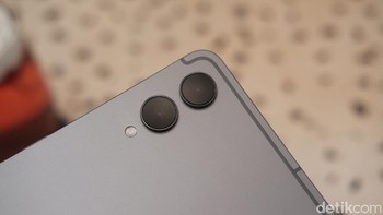 Untuk kebutuhan fotografi dan video conference, Galaxy Tab S11 Ultra dilengkapi dengan dual kamera belakang (13 MP utama + 8 MP ultrawide) dan kamera depan 12 MP, memastikan kualitas gambar yang tajam untuk panggilan video atau perekaman. Galaxy Tab S11 memiliki konfigurasi kamera serupa, hanya saja di bagian belakang hanya dibekali satu kamera. Foto: Adi Fida Rahman/detikINET