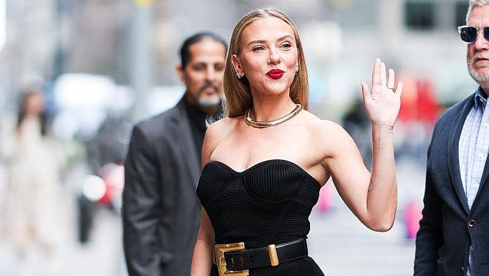 Scarlett Johansson terlihat tiba di The Late Show With Stephen Colbert pada 22 September 2025 di New York City.