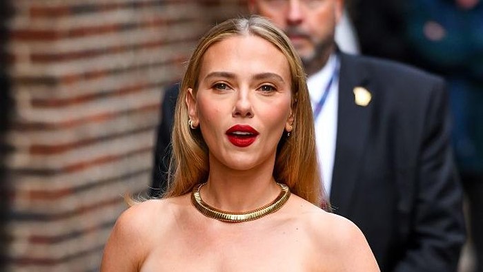 Scarlett Johansson terlihat tiba di The Late Show With Stephen Colbert pada 22 September 2025 di New York City.