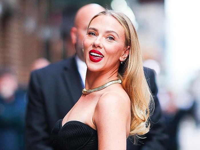 Scarlett Johansson terlihat tiba di The Late Show With Stephen Colbert pada 22 September 2025 di New York City.