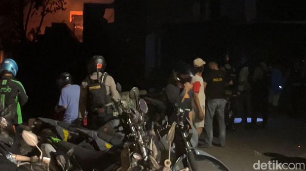 Sebanyak 6 rumah terbakar saat tawuran di Jalan Kandea 3, Kecamatan Tallo, Makassar, Selasa (23/9/2025) malam.