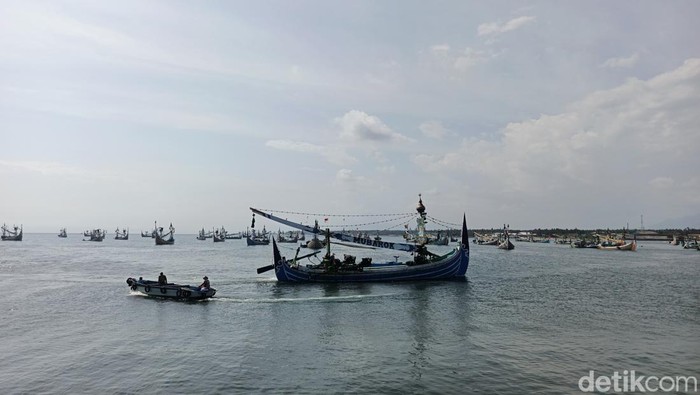 Sejumlah perahu selerek nelayan Pengambengan yang parkir di luar wilayah kolam labuh PPN Pengambengan akibat pendangkalan di pintu masuk kolam labuh, Rabu (24/9/2035).