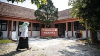 Seorang guru berjalan di halaman Sekolah Rakyat di kompleks BBPVP Semarang, Jawa Tengah, Rabu (24/9/2025). Sekolah ini akan mulai beroperasi akhir September 2025 dengan 100 siswa. ANTARA FOTO/Aprillio Akbar  
