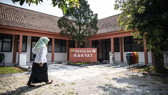 Seorang guru berjalan di halaman Sekolah Rakyat di kompleks Balai Besar Pelatihan Vokasi dan Produktivitas (BBPVP) Semarang, Jawa Tengah, Rabu (24/9/2025). Dinas Sosial Kota Semarang menyebutkan bahwa Sekolah Rakyat tersebut akan mulai beroperasi pada akhir September 2025 dan untuk sementara menempati gedung milik BBPVP Semarang dengan jumlah peserta didik sebanyak 100 siswa. ANTARA FOTO/Aprillio Akbar/tom.