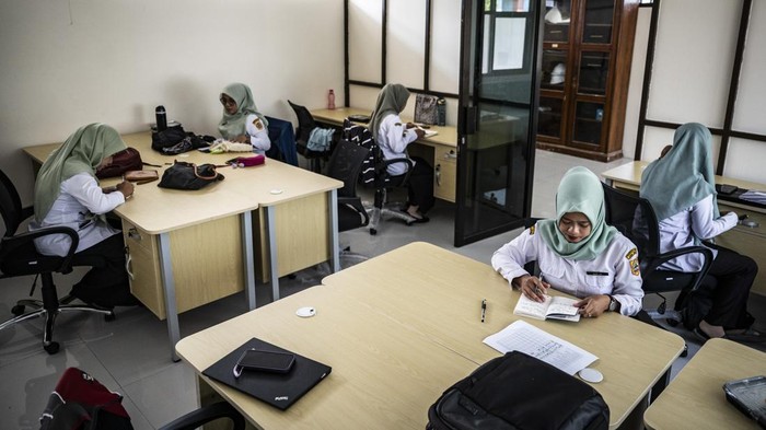 Seorang guru berjalan di halaman Sekolah Rakyat di kompleks Balai Besar Pelatihan Vokasi dan Produktivitas (BBPVP) Semarang, Jawa Tengah, Rabu (24/9/2025). Dinas Sosial Kota Semarang menyebutkan bahwa Sekolah Rakyat tersebut akan mulai beroperasi pada akhir September 2025 dan untuk sementara menempati gedung milik BBPVP Semarang dengan jumlah peserta didik sebanyak 100 siswa. ANTARA FOTO/Aprillio Akbar/tom.