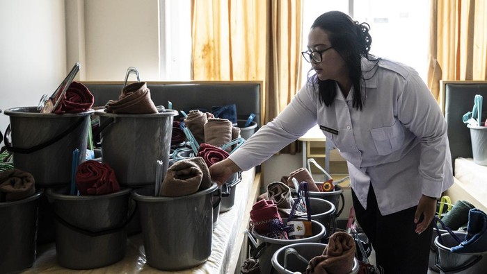 Seorang guru berjalan di halaman Sekolah Rakyat di kompleks Balai Besar Pelatihan Vokasi dan Produktivitas (BBPVP) Semarang, Jawa Tengah, Rabu (24/9/2025). Dinas Sosial Kota Semarang menyebutkan bahwa Sekolah Rakyat tersebut akan mulai beroperasi pada akhir September 2025 dan untuk sementara menempati gedung milik BBPVP Semarang dengan jumlah peserta didik sebanyak 100 siswa. ANTARA FOTO/Aprillio Akbar/tom.