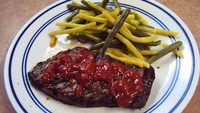 Hal yang bikin netizen geger juga termasuk selera steak favorit Trump. Ia paling suka steak matang sempurna alias well done, padahal tingkat kematangan ini paling tidak disarankan chef karena teksturnya bakal keras. Selain itu, ia suka steaknya diberi saus tomat. Foto: Mashed/Tapas Magazine