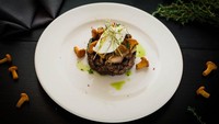 Kecintaannya pada steak well done juga termasuk memilih kombinasi bahan tak biasa. Trump pernah makan steak matang dengan foie gras, kari merah, saus truffle, hingga steak yang dimarinasi kecap asin dan jeruk kalamansi lebih dulu. Foto: Mashed/Tapas Magazine