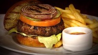 Trump punya pilihan spesifik untuk burger. Ia suka 21 Burger buatan 21 Club di New York City yang berisi grilled onion, saus 21 spesial, dan pilihan keju termasuk blue cheese dan cheddar. Foto: YouTube Inside Edition Foto: Mashed/Tapas Magazine
