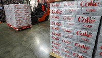 Soal minuman favorit, Trump terkenal sangat doyan minuman soda Diet Cokes. Ia bahkan punya tombol khusus di meja kerjanya di Gedung Putih untuk dipencet jika ia menginginkan soda. Foto: Mashed/Tapas Magazine