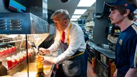 Jika kebanyakan tokoh penting menjaga kesehatan dengan pola makan sehat, berbeda dengan Trump. Ia malah doyan McDonalds. Biasanya ia pesan dua Big Macs, dua Steak-O-Fish, dan milkshake cokelat. Foto: Tapas Magazine Foto: Mashed/Tapas Magazine