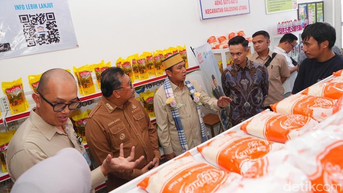 Seskemenkop, Ahmad Zabadi meninjau gerai sembako Kopdes Merah Putih Aeng Batu-Batu, Kabupaten Takalar. Adhe Junaedi/detikSulsel