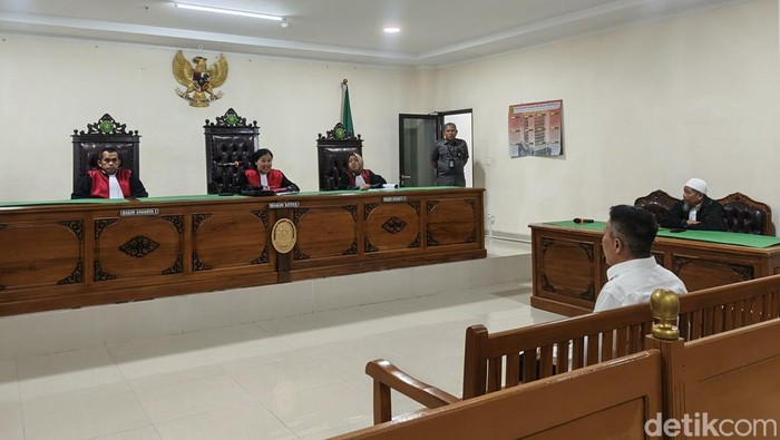 Sidang Annar Sampeptoding di kasus sindikat uang palsu.