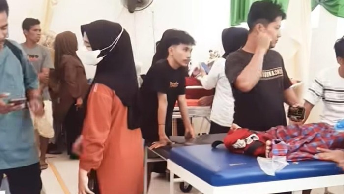 Siswa SD dan SMP di Mamuju dilarikan ke puskesmas usai diduga keracunan setelah menyantap MBG.