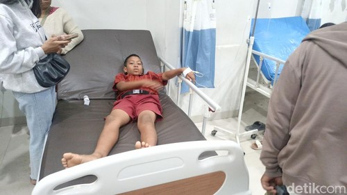 Suasana di RS Leona Kupang, 11 siswa-siswi SD Inpres Liliba, diduga keracunan seusai mengkonsumsi MBG, Rabu (24/9/2025).