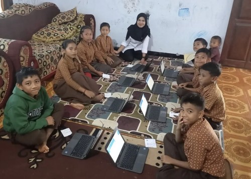 Siswa SDN Tambora, Kabupaten Bima, NTB yang mengerjakan ANBK di rumah guru dengan menggunakan laptop chromebook pinjaman dari sekolah lain, Rabu, (24/9/2025). (Dok. Guru SDN Tambora)