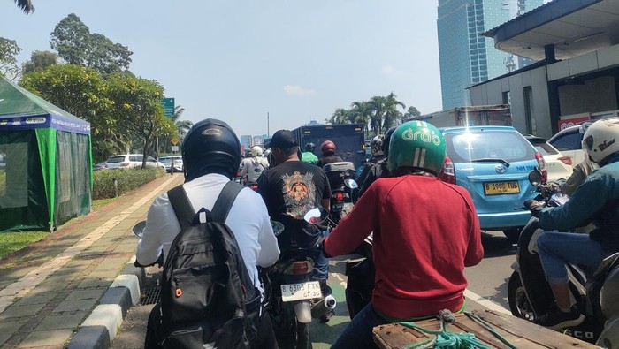 Situasi Jalan Gatot Subroto arah DPR pukul 10.00 WIB pada Rabu (24/9/2025)-(Dwi/detikcom)