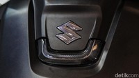 Suzuki menjual Access dalam beberapa pilihan warna mulai dari putih, hitam, hingga hero colornya hijau tosca. PT SIS membanderol Access dengan harga Rp 25,5 juta on the road Jakarta.