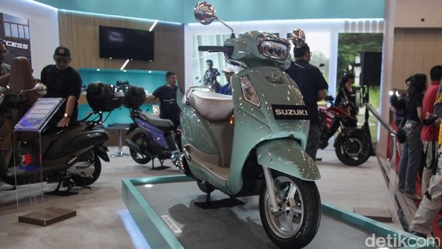 Skutik Retro Suzuki Access Resmi Meluncur, Harga Rp 25 Jutaan PT Suzuki Indomobil Sales (SIS) akhirnya meluncurkan skutik terbaru mereka, Suzuki Access, di ajang Indonesia Motorcycle Show (IMOS) 2025 yang digelar di ICE BSD City, Tangerang.