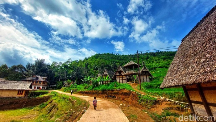 Suasana di Kampung Adat kawasan Desa Sirnaresmi, Kabupaten Sukabumi.