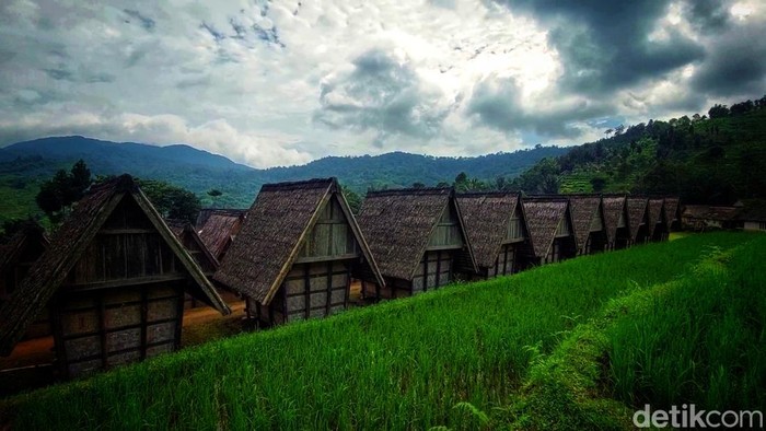 Suasana di Kampung Adat kawasan Desa Sirnaresmi, Kabupaten Sukabumi.